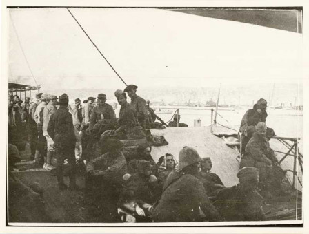 M019 | Γάλλοι στρατιώτες στο λιμάνι | Στρατιώτες και στρατιωτική ζωή |  Συλ. Rog. Viollet - 18 Χ 24 εκ. - 1916/18 |  -