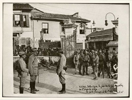 M032 | Γάλλοι στρατιώτες στο διοικητήριο μετά την αποχώρηση της ελληνικής φρουράς | Στρατιώτες και στρατιωτική ζωή |  Συλ. Rog. Viollet - 18 Χ 24 εκ. - 3.6.1916 |  -