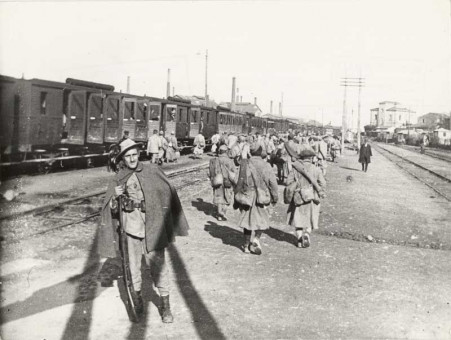 M034 | Σιδηροδρομικός σταθμός. Αφίξεις Ιταλών | Στρατιώτες και στρατιωτική ζωή |  Συλ. Rog. Viollet - 18 Χ 24 εκ. - 1917 |  -