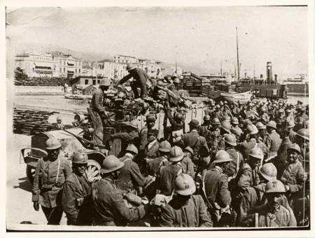 M039 | Γάλλοι στρατιθώτες αμέσως μετά την αποβίβασή τους στο λιμάνι | Στρατιώτες και στρατιωτική ζωή |  Συλ. Rog. Viollet - 18 Χ 24 εκ. -  |  -
