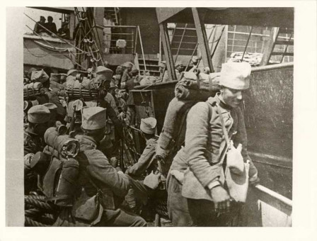 M054 | Επιβίβαση Σέρβων σε μεταγωγικό πλοίο | Στρατιώτες και στρατιωτική ζωή |  Συλ. Rog. Viollet - 18 Χ 24 εκ. -  |  -