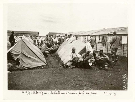M056 | Στρατιώτες του γαλλικού στρατού σε καταυλισμό | Στρατιώτες και στρατιωτική ζωή |  Συλ. Rog. Viollet - 18 Χ 24 εκ. -  |  -
