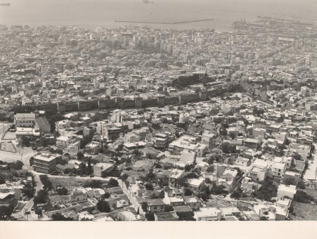 O-24 | Κέντρο της πόλης. Κάστρα. Λιμάνι | Αεροφωτογράφηση Σύγχρονης Θεσσαλονίκης |  1984 - 40 Χ 30 εκ. |  Γιώργος Τσαουσάκης
