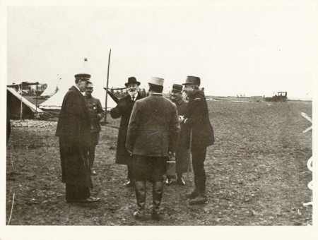 P14 | Ο Βενιζέλος, ο Dauret, ο dr Henri de Rothild, ο Israel Levy και ο Μ. Zadockadim στο στρατόπεδο του Zeitenlik | Βενιζέλος |  Συλ. Rog. Viollet - 18 Χ 24εκ - 1916 |  -