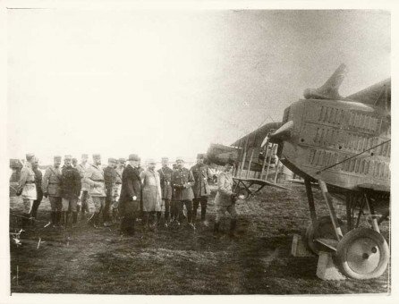 P21 | Ο Βενιζέλος με Γάλλους αξιωματικούς σε αεροδρόμιο | Βενιζέλος |  Συλ. Rog. Viollet - 18 Χ 24εκ - 1916 |  -