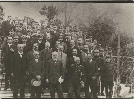P46 | Ο Βενιζέλος και άλλοι Αμυνίτες μπροστά στο αρχηγείο τους | Βενιζέλος |  Συλ. Rog. Viollet - 18 Χ 24εκ -  |  -