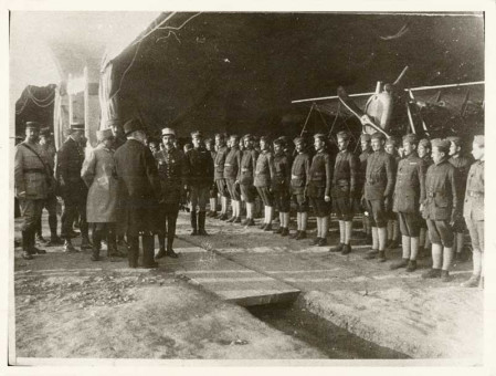 P53 | Ο Βενιζέλος μα Γάλλους αξιωματικούς σε αεροπορική μονάδα | Βενιζέλος |  Συλ. Rog. Viollet - 18 Χ 24εκ - 1918 |  -