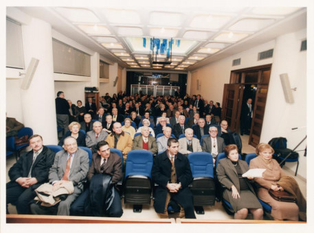 PS-03 | Αακροατήριο. Παρόντες και η κ.Ρούλα Ζιώγου και ο βουλευτής Γκιουλέκας | Εκθεση  |  8-18 Δεκεμβριου 2001 - 15 Χ 20 εκ |  Άγνωστος