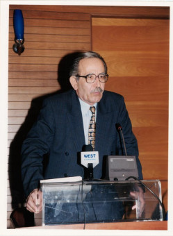 PS-16 | Ομιλία κ. Μπακαΐμη Αλέξανδρου στα εγκαίνια της έκθεσης  | Εκθεση  |  8-18 Δεκεμβριου 2001 - 15 Χ 20 εκ |  Άγνωστος