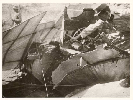 ST02 |  Αγγλος αξιωματικός σε καταστραμένο γερμανικό αεροπλάνο | Αεροπλάνα - Το Ζέπελιν |  Συλ. Rog. Viollet - 23 Χ 18 εκ. -  |  -