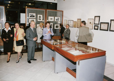 T-17 | Επισκέπτες έκθεσης | 80 χρόνια  |  7-20 Μαΐου 2001 - 15 Χ 21 εκ. |  Νώντας Στυλιανίδης
