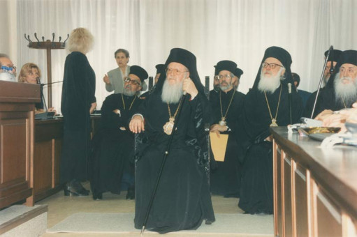 Z-06 | Στιγμιότυπο από την επίσκεψη του Οικουμενικού Πατριάρχη κκ. Βαρθολομαίου στο Δημαρχείο Θεσσαλονίκης το 1997. Στη φωτογραφία διακρίνεται ο Ο� | Επίσκεψη του Οικουμενικού Πατριάρχη Βαρθολομαίου στο Δημαρχείο της Θεσσαλονίκης το 1997 |  1997 - 20 X 30 εκ.  |  