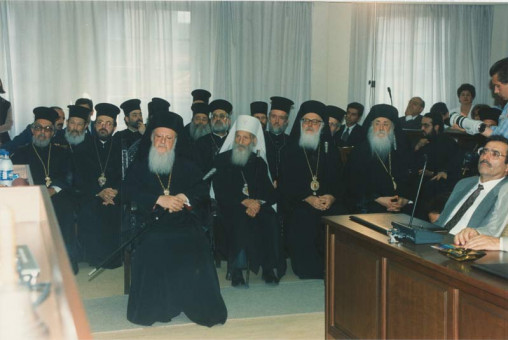 Z-07 | Στιγμιότυπο από την επίσκεψη του Οικουμενικού Πατριάρχη κκ. Βαρθολομαίου στο Δημαρχείο Θεσσαλονίκης το 1997. Στη φωτογραφία διακρίνεται ο Ο� | Επίσκεψη του Οικουμενικού Πατριάρχη Βαρθολομαίου στο Δημαρχείο της Θεσσαλονίκης το 1997 |  1997 - 20 X 30 εκ.  |  
