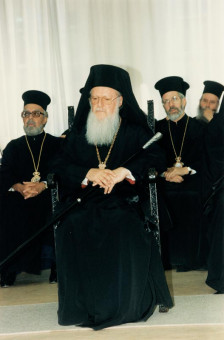 Z-08 | Στιγμιότυπο από την επίσκεψη του Οικουμενικού Πατριάρχη κκ. Βαρθολομαίου στο Δημαρχείο Θεσσαλονίκης το 1997. Στη φωτογραφία διακρίνεται ο Ο� | Επίσκεψη του Οικουμενικού Πατριάρχη Βαρθολομαίου στο Δημαρχείο της Θεσσαλονίκης το 1997 |  1997 - 20 X 30 εκ.  |  