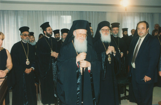Z-09 | Στιγμιότυπο από την επίσκεψη του Οικουμενικού Πατριάρχη κκ. Βαρθολομαίου στο Δημαρχείο Θεσσαλονίκης το 1997. Στη φωτογραφία διακρίνεται ο Ο� | Επίσκεψη του Οικουμενικού Πατριάρχη Βαρθολομαίου στο Δημαρχείο της Θεσσαλονίκης το 1997 |  1997 - 20 X 30 εκ.  |  