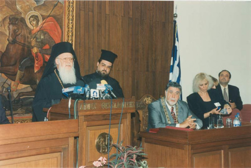 Z-11 | Στιγμιότυπο από την επίσκεψη του Οικουμενικού Πατριάρχη κκ. Βαρθολομαίου στο Δημαρχείο Θεσσαλονίκης το 1997. Στη φωτογραφία διακρίνεται ο Ο� | Επίσκεψη του Οικουμενικού Πατριάρχη Βαρθολομαίου στο Δημαρχείο της Θεσσαλονίκης το 1997 |  1997 - 20 X 30 εκ.  |  