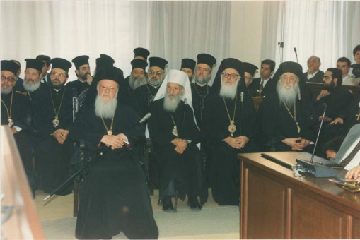 Z-24 | Στιγμιότυπο από την επίσκεψη του Οικουμενικού Πατριάρχη κκ. Βαρθολομαίου στο Δημαρχείο Θεσσαλονίκης το 1997. Στη φωτογραφία διακρίνεται ο Ο� | Επίσκεψη του Οικουμενικού Πατριάρχη Βαρθολομαίου στο Δημαρχείο της Θεσσαλονίκης το 1997 |  1997 - 20 X 30 εκ.  |  