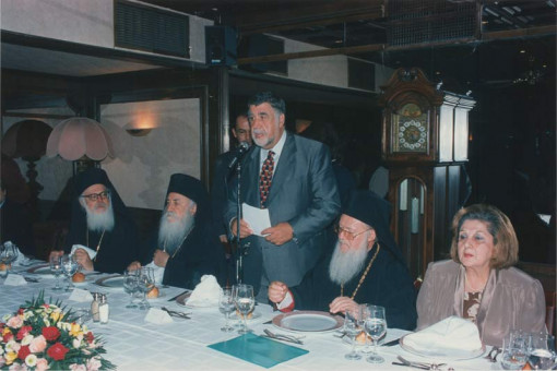 Z-28 | Παράθεση γεύματος προς τιμήν του Οικουμενικού Πατριάρχη κκ.Βαρθολομαίου από το Δήμαρχο Θεσσαλονίκης Κωνσταντίνο Κοσμόπουλο. Στη φωτογρα� | Επίσκεψη του Οικουμενικού Πατριάρχη Βαρθολομαίου στο Δημαρχείο της Θεσσαλονίκης το 1997 |  1997 - 20 X 30 εκ.  |  