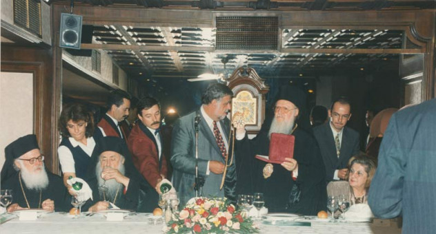 Z-29 | Στιγμιότυπο από το γεύμα που παρατέθηκε προς τιμήν του Οικουμενικού Πατριάρχη κκ.Βαρθολομαίου από το Δήμαρχο Θεσσαλονίκης Κωνσταντίνο Κο | Επίσκεψη του Οικουμενικού Πατριάρχη Βαρθολομαίου στο Δημαρχείο της Θεσσαλονίκης το 1997 |  1997 - 20 X 30 εκ.  |  