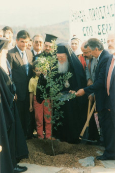 Z-40 | Ο Οικουμενικός Πατριάρχης κκ. Βαρθολομαίος συμβολικά φυτεύει ένα δέντρο παρουσία πολιτικών αρχών. Στη φωτογραφία δακρίνονται ο Υπουργός � | Επίσκεψη του Οικουμενικού Πατριάρχη Βαρθολομαίου στο Δημαρχείο της Θεσσαλονίκης το 1997 |  1997 - 20 X 30 εκ.  |  