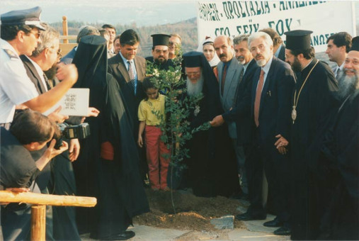 Z-42 | Ο Οικουμενικός Πατριάρχης κκ. Βαρθολομαίος συμβολικά φυτεύει ένα δέντρο παρουσία πολιτικών αρχών. Στη φωτογραφία δακρίνονται ο Δήμαρχος Θ | Επίσκεψη του Οικουμενικού Πατριάρχη Βαρθολομαίου στο Δημαρχείο της Θεσσαλονίκης το 1997 |  1997 - 20 X 30 εκ.  |  